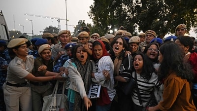 Police personnel detain demonstrators during a protest demanding the government take action to reduce air pollution near India Gate in New Delhi on November 9, 2025. (AFP) Police personnel detain demonstrators during a protest demanding the government take action to reduce air pollution near India Gate in New Delhi on November 9, 2025. (AFP)