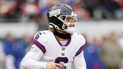 Jaxson Dart #6 of the New York Giants looks to pass the ball against the Chicago Bears (Getty Images via AFP) Jaxson Dart #6 of the New York Giants looks to pass the ball against the Chicago Bears (Getty Images via AFP)