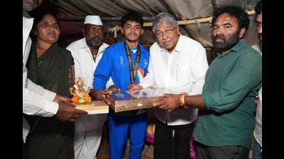 Present during Patil’s visit were Sunny’s coach Vastad Sadashiv Rakhpasre, BJP sports cell state president Sandeep Appa Bhondve, and several Lohgaonkars who had gathered to honour their resident champion. (HT) Present during Patil’s visit were Sunny’s coach Vastad Sadashiv Rakhpasre, BJP sports cell state president Sandeep Appa Bhondve, and several Lohgaonkars who had gathered to honour their resident champion. (HT)