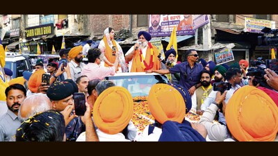 Sukhbir Badal campaigning for the SAD candidate on the last day of canvassing ahead of Tarn Taran bypoll on November 11. (HT Photo) Sukhbir Badal campaigning for the SAD candidate on the last day of canvassing ahead of Tarn Taran bypoll on November 11. (HT Photo)