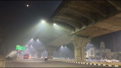 The Ferozepur road enveloped in fog in Ludhiana on Sunday. (Gurpreet Singh/HT)