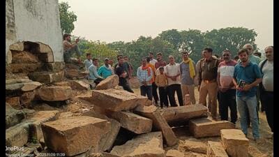 The broken wall of the ancient Patharbandi Mahadev Temple located on the hill in Chhidi village of Prayagraj (Sourced) The broken wall of the ancient Patharbandi Mahadev Temple located on the hill in Chhidi village of Prayagraj (Sourced)