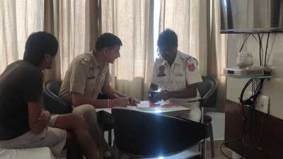 The victim, Gagan, giving his statement to Zirakpur police. (HT)