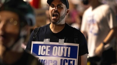 CHICAGO, ILLINOIS - SEPTEMBER 30: Demonstrators march through downtown protesting the agenda of the Trump Administration on September 30, 2025 in Chicago, Illinois. (Photo by SCOTT OLSON / GETTY IMAGES NORTH AMERICA / Getty Images via AFP) (Getty Images via AFP) CHICAGO, ILLINOIS - SEPTEMBER 30: Demonstrators march through downtown protesting the agenda of the Trump Administration on September 30, 2025 in Chicago, Illinois. (Photo by SCOTT OLSON / GETTY IMAGES NORTH AMERICA / Getty Images via AFP) (Getty Images via AFP)