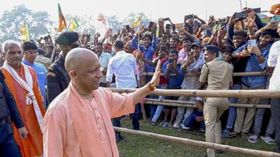 Uttar Pradesh chief minister Yogi Adityanath waves to the crowd in Madhubani district of Bihar. (PTI) Uttar Pradesh chief minister Yogi Adityanath waves to the crowd in Madhubani district of Bihar. (PTI)