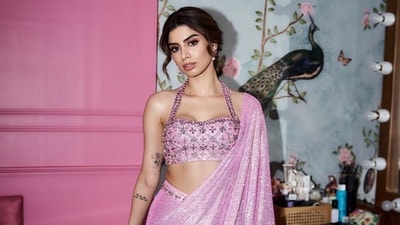 <p><strong>ఖుషి కపూర్</strong>- పింక్ కలర్ షిమ్మర్ చీర, స్క్వేర్ స్టైల్ బ్లౌజ్‌ పూర్తి పార్టీ వైబ్‌ను ఇస్తుంది. ఖుషి కపూర్ ధరించిన ఈ పింక్ లుక్‌ను మీరు ఏ పార్టీకైనా వేసుకెళ్లవచ్చు. నటి హాల్టర్ నెక్ స్టైల్‌లో బ్లౌజ్‌ను కుట్టింది. ఈ లుక్‌కి బన్ స్టైల్‌లో హెయిర్ వేసుకుంది. </p> 