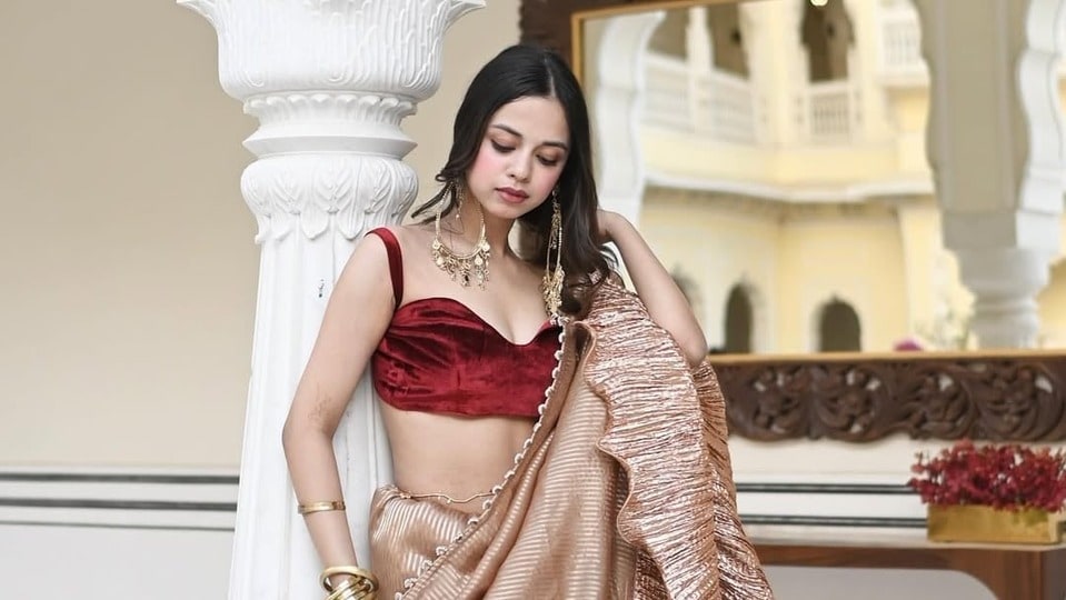 <p><strong>నితాన్షి గోయల్</strong>- నితాన్షి మెరూన్ రంగు వెల్వెట్ బ్లౌజ్‌తో పీఫోల్ లుక్‌లో రఫుల్ చీరను స్టైల్ చేసింది. భారీ బంగారు చెవిపోగులు, ఓపెన్ హెయిర్ ఆమె రూపాన్ని పరిపూర్ణంగా, అందంగా చేస్తున్నాయి. యువతులు నితాన్షి లాంటి చీరలు ధరించవచ్చు.</p>