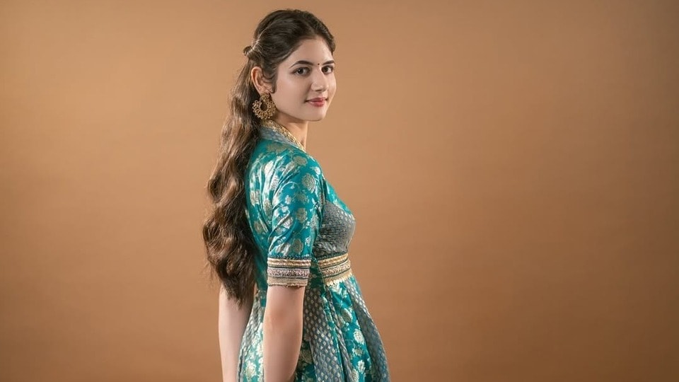 <p><strong>హర్షాలి మల్హోత్రా</strong>- బ్యూటిఫుల్ హీరోయిన్ హర్షాలి మల్హోత్రా ఆకుపచ్చ రంగు బనారసీ ఫుల్ సూట్ ధరించింది. యువతులు ప్రత్యేక పార్టీ లేదా మెహందీ ఫంక్షన్ కోసం ఇలాంటి దుస్తులను తీసుకువెళతారు. మ్యాచింగ్ చెవిపోగులతో లుక్ పర్ఫెక్ట్‌గా ఉంటుంది.</p>