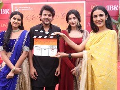 <p>ఇరువురు భామల కౌగిలిలో చిత్ర ప్రారంభోత్సవం సందర్భంగా హీరో హీరోయిన్లపై మెగా డాటర్ నిహారిక కొణిదెల క్లాప్‌నివ్వగా  ప్రముఖ దర్శకులు బి.గోపాల్‌ కెమెరా స్విచాన్‌ చేశారు. ఇక ఫస్ట్‌ షాట్‌కి ప్రముఖ దర్శకులు ఎ కోదండరామిరెడ్డితో పాటు నిర్మాత, కెమెరామెన్‌ ఎస్‌ గోపాల్‌రెడ్డి గౌరవ దర్శకత్వం వహించారు. <br> </p>