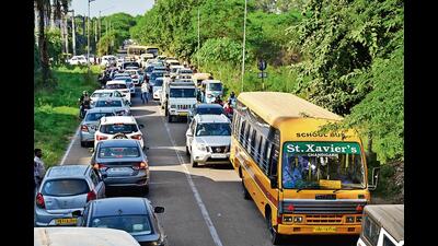 A schoolbus caught in a massive logjam in Mohali on Monday afternoon. (Sanjeev Sharma/HT) A schoolbus caught in a massive logjam in Mohali on Monday afternoon. (Sanjeev Sharma/HT)