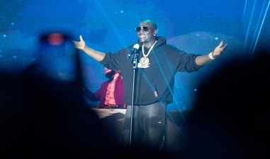 Thousands of fans cheered as Akon kicked off his India tour (Anurag Mehra ) Thousands of fans cheered as Akon kicked off his India tour (Anurag Mehra )