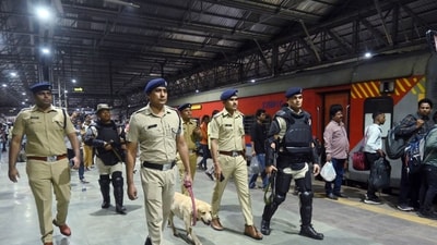RPF personnel conduct a security check at Chhatrapati Shivaji Maharaj Terminus after the Delhi car blast incident, in Mumbai on Monday. (Deepak Salvi) RPF personnel conduct a security check at Chhatrapati Shivaji Maharaj Terminus after the Delhi car blast incident, in Mumbai on Monday. (Deepak Salvi)