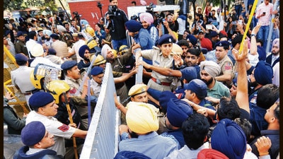 Chandigarh SSP Kanwardeep Kaur trying to pacify the protesters at Panjab University on Monday. (Keshav Singh/HT) Chandigarh SSP Kanwardeep Kaur trying to pacify the protesters at Panjab University on Monday. (Keshav Singh/HT)