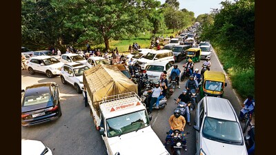Commuters stranded after Chandigarh Police sealed UT-Mohali borders without any prior traffic advisory, severely impacting vehicular movement. (Sanjeev Sharma/HT) Commuters stranded after Chandigarh Police sealed UT-Mohali borders without any prior traffic advisory, severely impacting vehicular movement. (Sanjeev Sharma/HT)