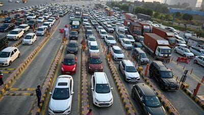 Commuters stuck in a long queue at the Dwarka Expressway toll plaza. (Parveen Kumar/ HT Photo) Commuters stuck in a long queue at the Dwarka Expressway toll plaza. (Parveen Kumar/ HT Photo)