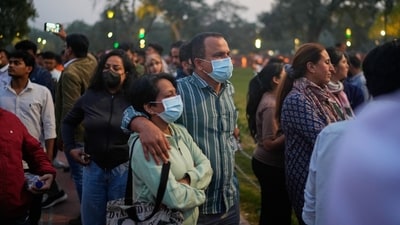 A couple wearing face masks protest against what they called the government's lack of action to combat air pollution in the capital city New Delhi, India, Sunday, Nov. 9, 2025.&nbsp; (AP)