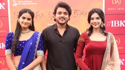 <p>‘కమిటీ కుర్రాళ్లు’ ఫేమ్‌ త్రినాథ్ వర్మ హీరోగా, వైష్ణవి కొల్లూరు, మలినా  హీరోయిన్లుగా ఇరువురు భామల కౌగిలిలో నటిస్తున్నారు. అలాగే, బ్యూటిఫుల్ అక్షర గౌడ కీలకపాత్ర పోషిస్తోంది. వీరితోపాటు ఈ చిత్రంలో ఎంతోమంది ప్రముఖ నటులు నటించనున్నారు.  <br> </p> 