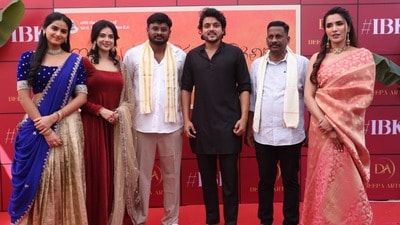 <p>హైదరాబాద్‌ అన్నపూర్ణ స్టూడియోలో అతిరథ మహారథుల సమక్షంలో ఎంతో అట్టహాసంగా ‘ఇరువురు భామల కౌగిలిలో’ సినిమా ప్రారంభమైంది. పూజా కార్యక్రమాల అనంతరం దర్శకులు కె. రాఘవేంద్రరావు స్క్రిప్ట్‌ను నటీనటులు, దర్శక, నిర్మాతలకు అందచేశారు. <br> </p> 