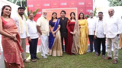 <p>త్వరలోనే రెగ్యులర్‌ షూటింగ్‌ జరుపుకోనున్న ఈ ఇరువురు భామల కౌగిలిలో సినిమా ఓపెనింగ్‌కి ‘కమిటీ కుర్రాళ్లు’ దర్శకుడు యదు వంశీతో పాటు ఆ సినిమాలో నటించిన నటీనటులందరూ పాల్గొన్నారు. టిల్లు స్క్వేర్ దర్శకుడు మల్లిక్‌ రామ్, దర్శకులు వర ముళ్లపూడి తదితరులు ఓపెనింగ్‌ పూజా కార్యక్రమాల్లో పాల్గొన్నారు.  <br> </p> 