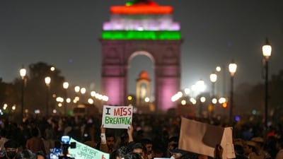 People hold placards as they protest against the worsening air quality in the national capital, at the India Gate, in New Delhi, Sunday, Nov. 9, 2025. (PTI)