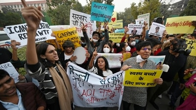 Social activists from various organizations protest against the government over rising air pollution, near India Gate, Man Singh Road, in New Delhi, India, on Sunday, November 9, 2025. (Sanjeev Verma/HT)