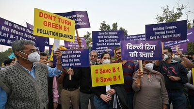 New Delhi, India - Nov. 9, 2025: Social activists from various organizations protest against the government over rising air pollution, near India Gate, Man Singh Road, in New Delhi, India, on Sunday, November 9, 2025. (Sanjeev Verma/ HT photo)