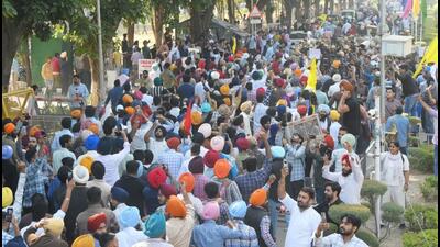 Scores of outsiders entering the Panjab University campus from gate number 1 in Chandigarh on Monday as tension escalated. (Keshav Singh/HT)