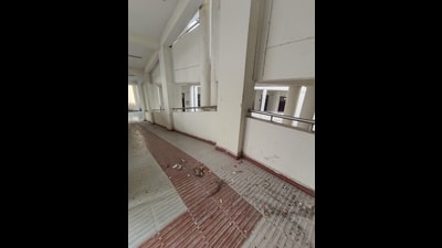 The filthy ramp of the ONGC Center for Advanced Studies, in LU, proof the neglect the building is facing. (HT Photo) The filthy ramp of the ONGC Center for Advanced Studies, in LU, proof the neglect the building is facing. (HT Photo)