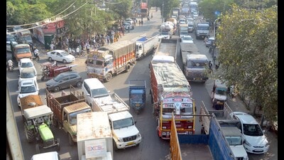 The protest triggered a traffic jam at Gill Chowk in Ludhiana on Monday. (Gurpreet Singh/HT)