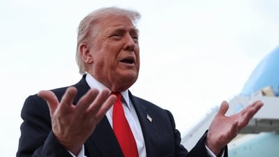 U.S. President Donald Trump speaks to reporters upon his return to Washington at Joint Base Andrews in Maryland, U.S., November 9, 2025.  REUTERS/Kevin Lamarque (REUTERS)