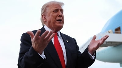 U.S. President Donald Trump speaks to reporters upon his return to Washington at Joint Base Andrews in Maryland, U.S., November 9, 2025.  REUTERS/Kevin Lamarque (REUTERS)