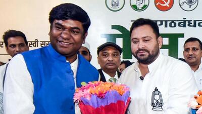 VIP chief Mukesh Sahni with RJD leader Tejashwi Yadav. (ANI/File) VIP chief Mukesh Sahni with RJD leader Tejashwi Yadav. (ANI/File)