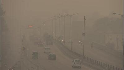 Vehicles move along NH-9 near Dasna in Ghaziabad amid low visibility caused by smog on Monday. (Sakib Ali/ HT Photo) Vehicles move along NH-9 near Dasna in Ghaziabad amid low visibility caused by smog on Monday. (Sakib Ali/ HT Photo)
