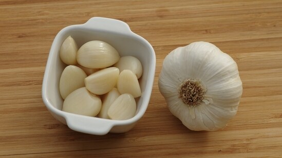 Allicin in garlic is the magic compound that helps lower cholesterol. (pixabay)