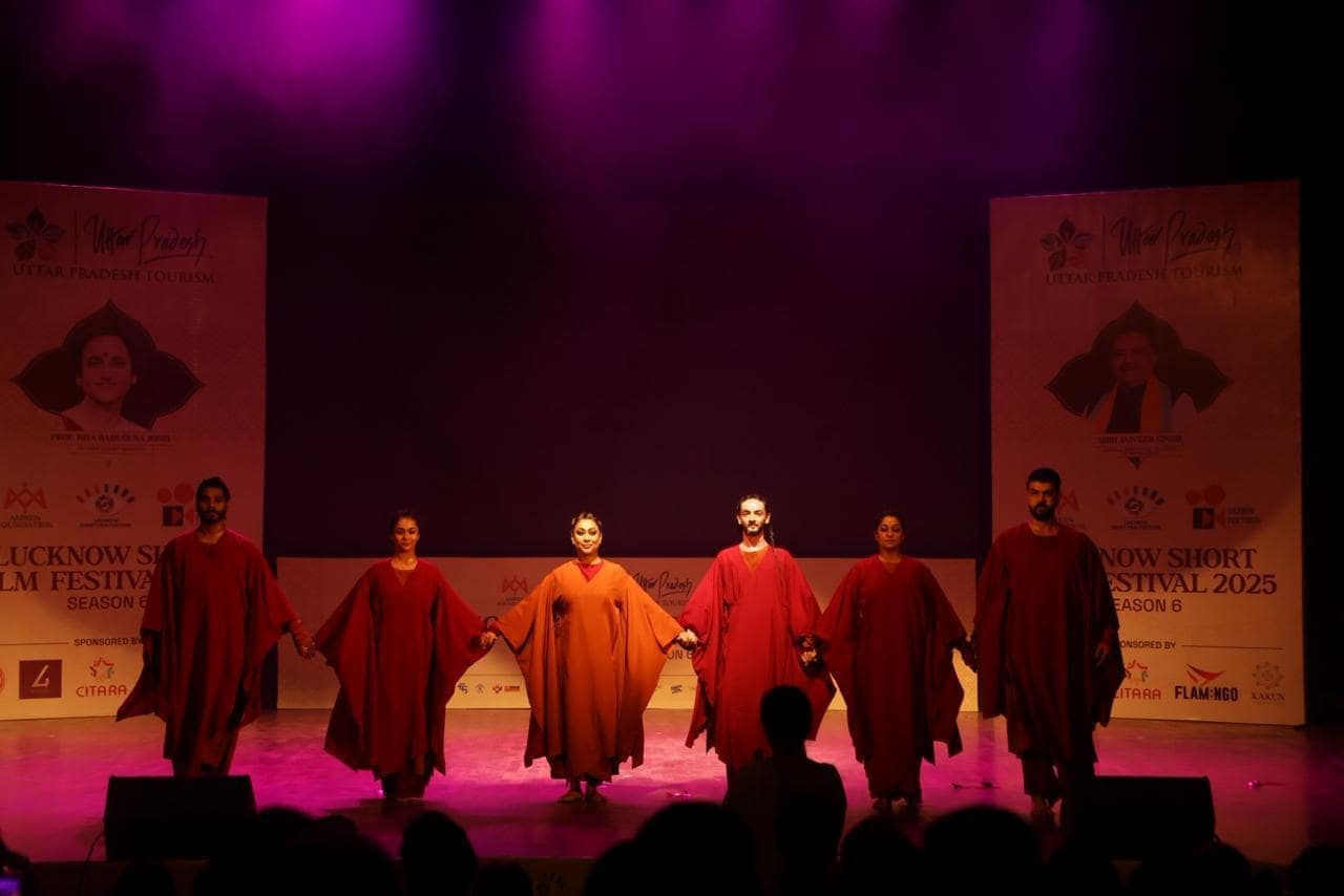 Sanyukta Sinha and her troupe presenting Kathak ballet Sacred Bells Sanyukta Sinha and her troupe presenting Kathak ballet Sacred Bells