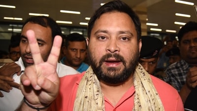 Leader of Opposition and RJD's CM face Tejashwi Yadav flashing the victory sign after the last day of election campaigning for Bihar assembly election 2025, in Patna on Nov 9, 2025. (Santosh Kumar/HT Photo)