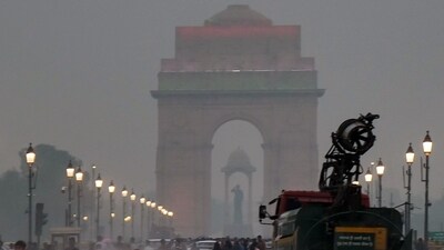 Anti-smog gun spraying water to curb the air pollution at India Gate, in New Delhi on Monday. (ANI Photo/ Atul Kumar Yadav) Anti-smog gun spraying water to curb the air pollution at India Gate, in New Delhi on Monday. (ANI Photo/ Atul Kumar Yadav)