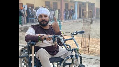 An early voter after exercising his franchise at a polling station in Tarn Taran on Tuesday. (Sameer Sehgal/HT) An early voter after exercising his franchise at a polling station in Tarn Taran on Tuesday. (Sameer Sehgal/HT)