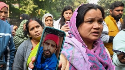 A family members of Jumman, an e-rickshaw driver who went missing after the blast near Red Fort, searching outside a mortuary at Maulana Azad Medical College. (Arvind Yadav/Hindustan Times) A family members of Jumman, an e-rickshaw driver who went missing after the blast near Red Fort, searching outside a mortuary at Maulana Azad Medical College. (Arvind Yadav/Hindustan Times)