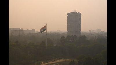 CPCB data showed 33 of Delhi’s 39 monitoring stations in ‘severe’ range as PM2.5 levels touched 600 µg/m³ in northern parts of the city. (RAJ K RAJ /HT PHOTO)