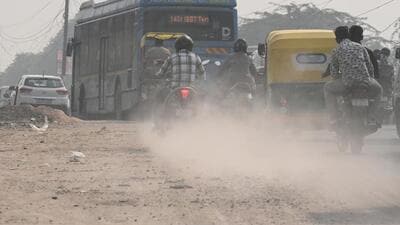 Dust pollution at a road construction site near Preet Vihar flyover on Tuesday. (RAJ K RAJ /HT Photo) Dust pollution at a road construction site near Preet Vihar flyover on Tuesday. (RAJ K RAJ /HT Photo)