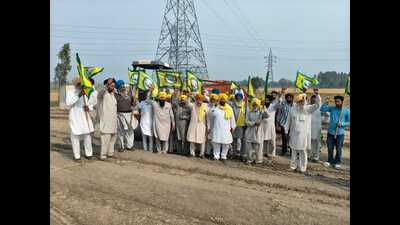 Farmers have started an indefinite sit-in at Santokhpura village of Sangrur on Tuesday. (HT Photo)