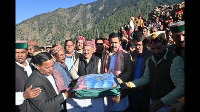 Himachal Pradesh public works minister Vikramaditya Singh inspect the damage caused by fire in Jhaniar village of Banjar on Tuesday. (Aqil Khan /HT) Himachal Pradesh public works minister Vikramaditya Singh inspect the damage caused by fire in Jhaniar village of Banjar on Tuesday. (Aqil Khan /HT)