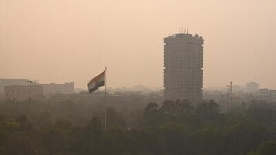 ITO covered in a layer of smog on a day when the AQI plummeted to the “severe” level. (RAJ K RAJ /HT PHOTO) ITO covered in a layer of smog on a day when the AQI plummeted to the “severe” level. (RAJ K RAJ /HT PHOTO)