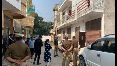 Joint raid conducted by the ATS and J&K and Lucknow Police at the residence of Parvez Ansari located at Muttaktipur on IIM road in Lucknow, on Tuesday. (Deepak Gupta/HT Photo) Joint raid conducted by the ATS and J&K and Lucknow Police at the residence of Parvez Ansari located at Muttaktipur on IIM road in Lucknow, on Tuesday. (Deepak Gupta/HT Photo)