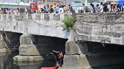 Mumbai, India - Nov. 11, 2025:Fire Brigade personnel conducting search operation, after an unidentified couple jump into Mithi River at Mahim Creek, in Mumbai, India, on Tuesday, November 11, 2025. (Photo by Anshuman Poyrekar/Hindustan Times) (Anshuman Poyrekar/HT Photo)