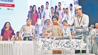 Mumbai, India. Nov 11, 2025 - The Brihanmumbai Municipal Corporation (BMC) conducted a lottery at Balgandharva Rang Mandir in Bandra for the reservation of 227 wards for the upcoming BMC elections. Mumbai, India. Nov 11, 2025. (Photo by Raju Shinde/HT Photo) (Raju Shinde) Mumbai, India. Nov 11, 2025 - The Brihanmumbai Municipal Corporation (BMC) conducted a lottery at Balgandharva Rang Mandir in Bandra for the reservation of 227 wards for the upcoming BMC elections. Mumbai, India. Nov 11, 2025. (Photo by Raju Shinde/HT Photo) (Raju Shinde)