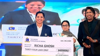 West Bengal Chief Minister Mamata Banerjee felicitates Richa Ghosh. (@AITCofficial) West Bengal Chief Minister Mamata Banerjee felicitates Richa Ghosh. (@AITCofficial)