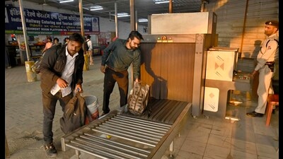 Passengers entering the Ludhiana station often pass without getting their luggage scanned at the entry gate. (Gurpreet Singh/HT) Passengers entering the Ludhiana station often pass without getting their luggage scanned at the entry gate. (Gurpreet Singh/HT)