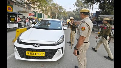 Police personnel conduct an inspection amid high alert following the blast at Red Fort Metro Station at Sarojini Nagar Market on Tuesday. (Sanjeev Verma/HT) Police personnel conduct an inspection amid high alert following the blast at Red Fort Metro Station at Sarojini Nagar Market on Tuesday. (Sanjeev Verma/HT)